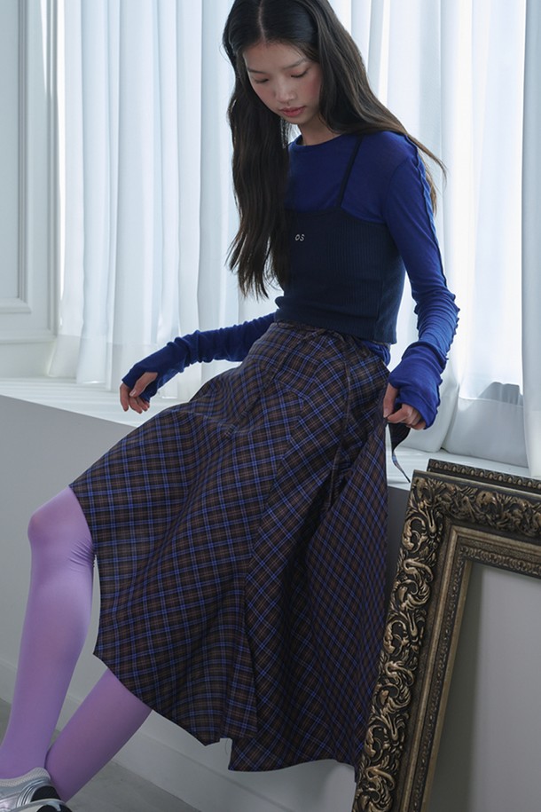 언밸런스 레이어드 체크 스커트_블루는 여성스러운 무드를 연출하는 캐주얼 스타일의 스커트입니다. 블루와 블랙 컬러의 체크 패턴이 돋보이며, 봄, 가을에 착용하기 좋습니다. 면과 폴리에스테르 혼방 소재로 제작되어 편안한 착용감을 선사합니다. 비대칭 밑단과 허리 스트랩, 슬릿, 러플 디테일이 더해져 유니크한 디자인을 완성하며, 안감이 내장되어 있어 레이어드 스타일링이 용이합니다. 데이트룩, 쇼핑룩, 카페룩 등 다양한 TPO에 활용하여 개성 있는 스타일을 연출해보세요.
