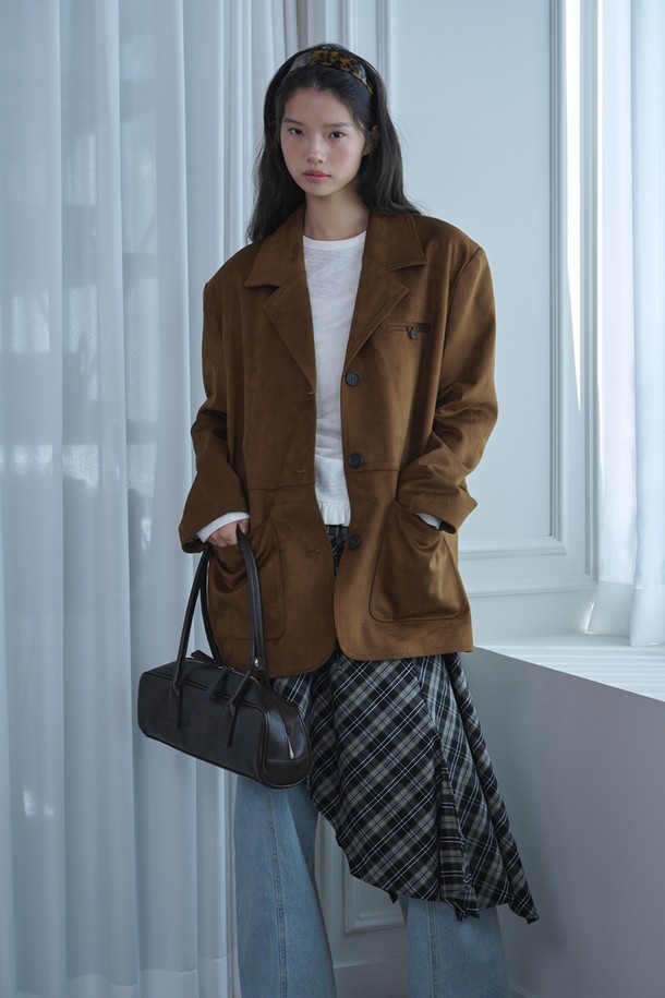 언밸런스 레이어드 체크 스커트_블랙은 모던하면서도 클래식한 스타일을 연출하는 여성용 스커트입니다. 부드러운 면 소재로 제작되어 편안한 착용감을 선사하며, 봄, 가을에 입기 좋습니다. 블랙과 블루 두 가지 색상으로 출시되었으며, 언밸런스 A라인 핏과 레이어드 디자인이 특징입니다. 비대칭 햄라인, 슬릿 및 러플 디테일, 허리 스트링이 더해져 세련된 포인트를 더합니다. 데이트룩, 카페룩, 모임룩 등 다양한 TPO에 맞춰 클래식, 미니멀, 로맨틱 스타일을 연출해보세요.
