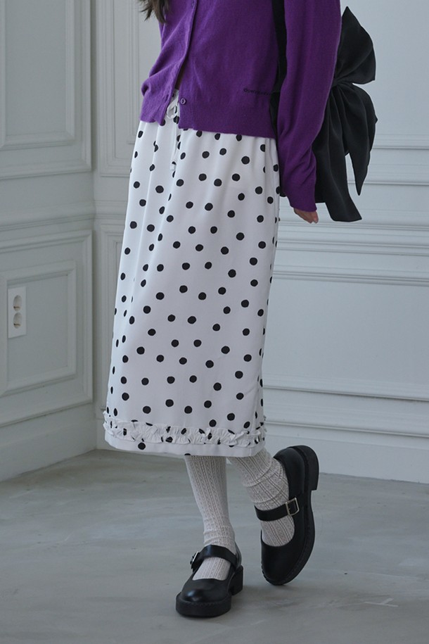 플릴 미디 도트 스커트_화이트는 여성스러운 무드를 연출하는 미디 스커트입니다. 부드러운 폴리에스테르 소재로 제작되어 편안한 착용감을 제공하며, 허리 스트링과 A라인 플레어 핏이 특징입니다. 화이트, 핑크, 블랙 세 가지 색상으로 제공되며, 프릴 디테일과 도트 무늬가 로맨틱한 분위기를 더합니다. 데이트룩, 카페룩, 봄 소풍룩 등 다양한 TPO에 활용 가능하며, 안감이 있어 비침 걱정 없이 플로우 실루엣을 즐길 수 있습니다.
