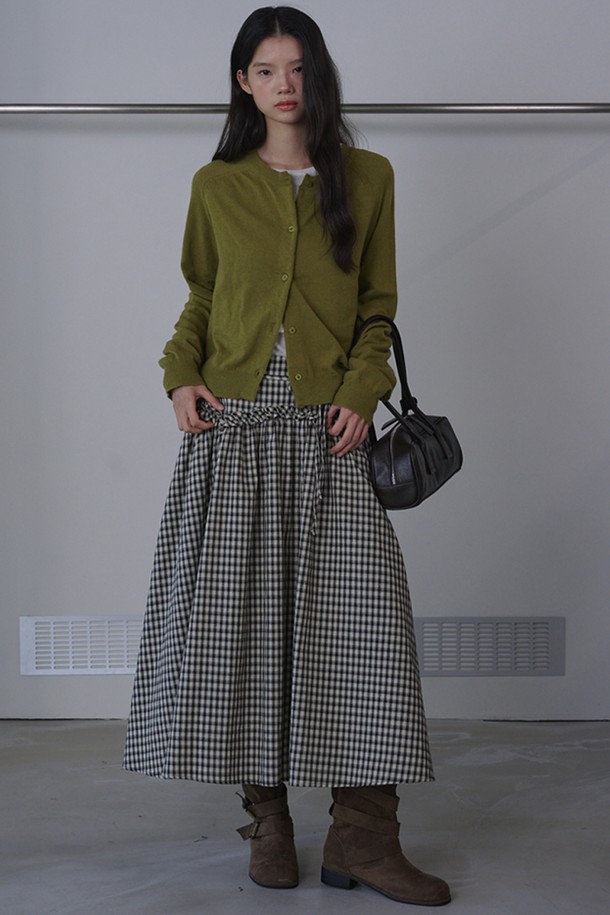 요크 프릴 체크 맥시 스커트_블랙은 여성스러운 무드를 연출하는 A라인 스커트입니다. 부드러운 면과 폴리에스테르 혼방 소재로 제작되어 편안한 착용감을 선사하며, 안감이 있어 비침 걱정 없이 입을 수 있습니다. 요크 라인과 프릴 디테일이 로맨틱한 분위기를 더하고, 체크 패턴이 클래식한 매력을 더합니다. 루즈핏으로 활동성을 높였으며, 블랙과 베이지 컬러로 출시되어 다양한 상의와 매치하여 데이트룩, 카페룩, 모임룩 등 다채로운 스타일을 연출할 수 있습니다. 봄, 가을 계절에 적합하며, 페미닌하고 미니멀한 스타일을 선호하는 분들께 추천합니다.
