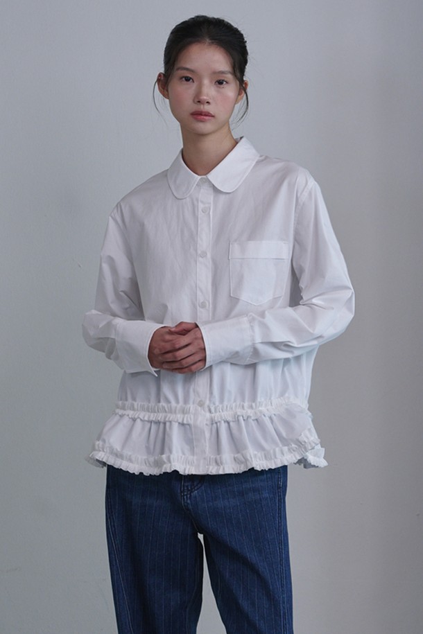 프릴 레이어드 코튼 블라우스_화이트는 여성스러운 무드를 연출하는 블라우스입니다. 부드러운 면 소재로 제작되어 봄, 여름 시즌에 시원하고 편안하게 착용할 수 있습니다. 라운드 넥에 긴 소매, 레귤러 핏으로 디자인되었으며, 프릴 디테일과 2단 레이어드 디자인이 특징입니다. 크롭 기장으로 제작되어 데이트룩, 카페룩, 쇼핑룩 등 다양한 TPO에 활용 가능하며 미니멀, 클래식, 로맨틱 스타일을 즐겨 입는 분들께 추천합니다. 단독 또는 레이어드하여 다양한 스타일을 연출해 보세요.
