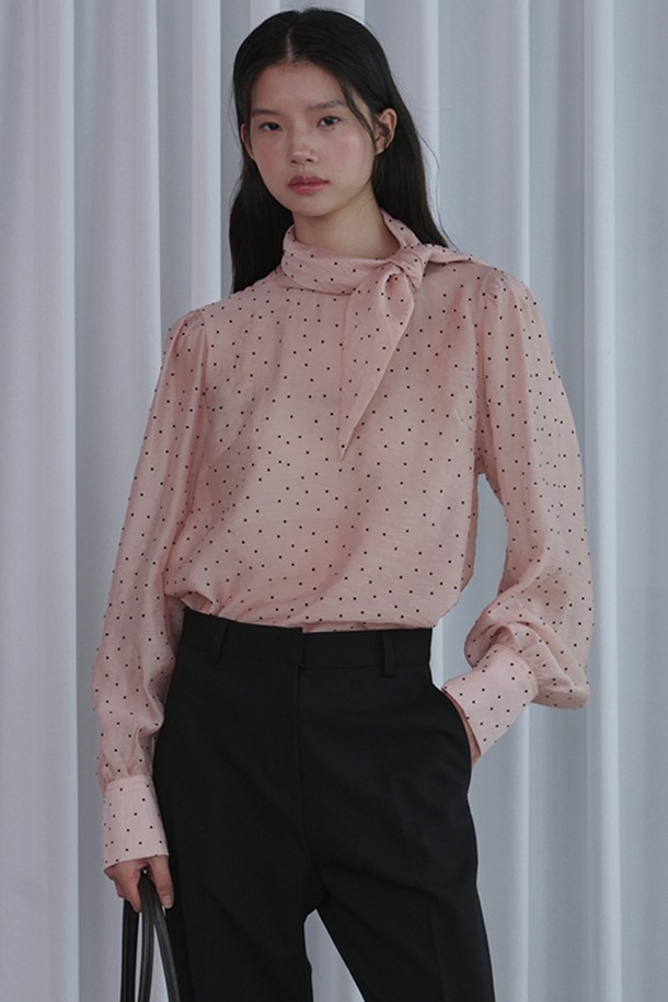 도트 스카프 블라우스_핑크는 여성스러운 무드를 연출하는 상의입니다. 부드러운 폴리에스테르 소재로 제작되어 봄, 여름 시즌에 시원하게 착용할 수 있습니다. 얇은 두께감과 레귤러 핏으로 편안함을 선사하며, 라운드넥과 긴 소매, 스카프 디테일이 특징입니다. 도트 패턴과 핑크 컬러가 페미닌한 스타일을 완성하며, 데이트룩, 모임룩, 소개팅룩 등 다양한 TPO에 로맨틱, 클래식, 미니멀한 스타일로 연출하기 좋습니다.
