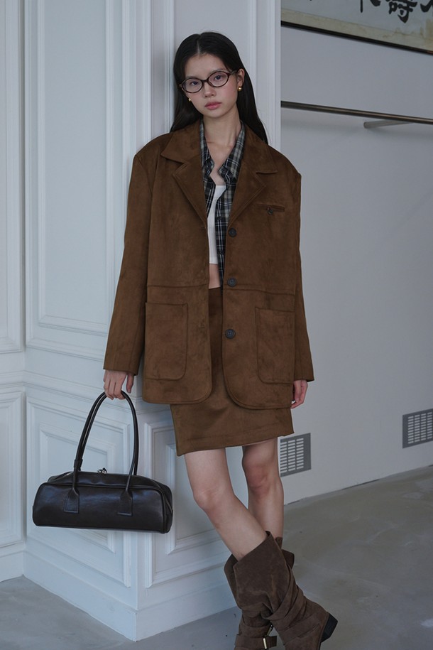 리본 디테일 오버핏 코튼 셔츠_체크 블랙은 클래식과 캐주얼 무드를 넘나드는 여성 셔츠입니다. 봄, 가을에 적합하며, 데이트룩, 오피스룩, 출근룩 등 다양한 TPO에 활용할 수 있습니다. 

세미 오버핏 실루엣에 긴소매, 칼라넥 디자인이 특징이며, 가슴 포켓과 리본 소매 디테일이 여성스러운 포인트를 더합니다. 면 소재로 제작되어 편안한 착용감을 선사하며, 블랙, 화이트, 블루 3가지 색상의 체크 패턴으로 출시되었습니다. 

클래식, 캐주얼,  미니멀 스타일을 즐겨 입는 분들께 추천합니다. 브랜드 로고 자수 디테일이 디자인의 완성도를 높여줍니다.
