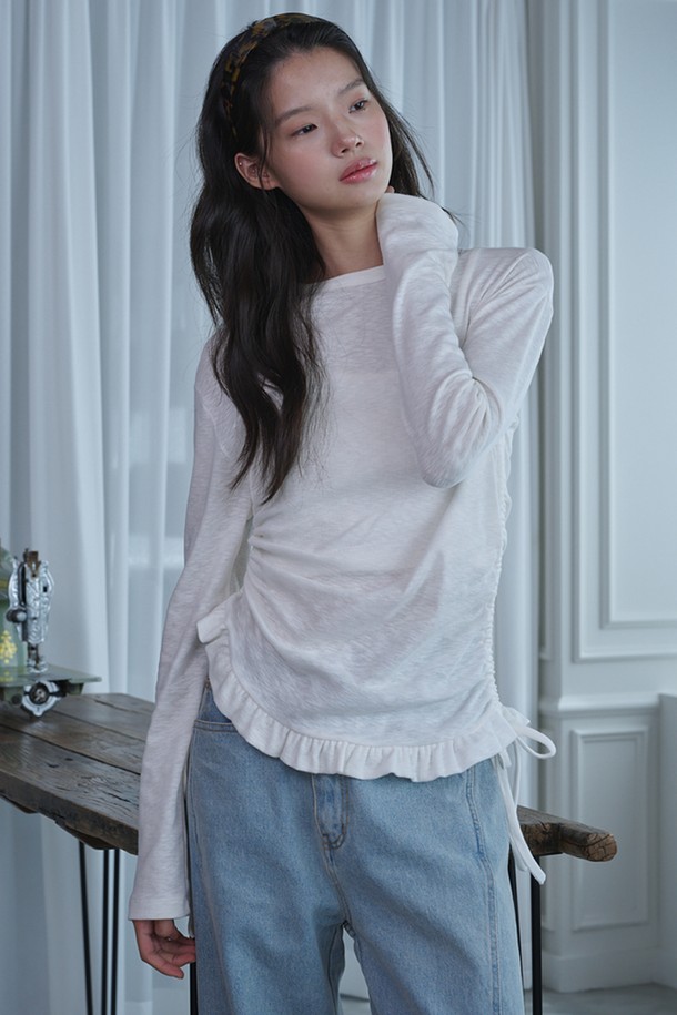 아이보리 색상의 사이드 셔링 프릴 롱 슬리브 티셔츠입니다. 부드러운 모달과 스판덱스 혼방 소재로 제작되어 편안한 착용감을 선사합니다. 옆면 셔링과 프릴 디테일이 우아한 분위기를 연출하며, 슬럽 텍스처로 은은한 포인트를 더했습니다. 단독 또는 레이어드하여 사계절 내내 다양하게 활용 가능하며, 데이트룩, 카페룩 등 스타일에 미니멀, 클래식, 로맨틱 무드를 더해줍니다. 라운드넥과 레귤러핏으로 부담 없이 즐겨 입을 수 있습니다.
