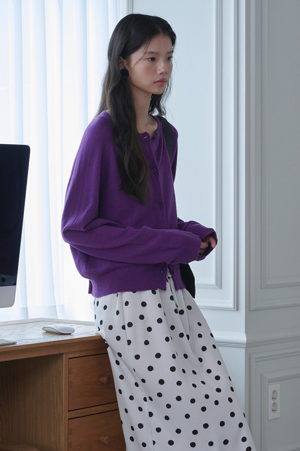 라운드 넥 메리노 울 가디건_퍼플은 부드러운 촉감과 두꺼운 두께감으로 가을, 겨울철 따뜻하게 착용하기 좋은 여성용 가디건입니다. 라운드 넥 디자인과 레귤러 핏으로 베이직하면서도 클래식한 스타일을 연출하며, 버튼 여밈 방식으로 편안하게 입고 벗을 수 있습니다. 메리노 울 소재 특유의 고급스러운 분위기를 자아내며, 무지 디자인으로 다양한 룩에 매치하기 용이합니다. 출근룩과 모임룩 모두 소화 가능한 활용도 높은 아이템으로, 미니멀, 캐주얼 스타일을 즐겨 입는 분들께 추천합니다.
