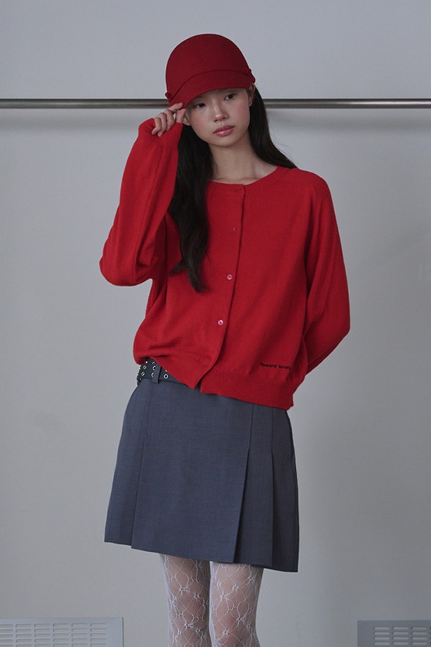 **라운드 넥 메리노 울 가디건_레드**는 부드러운 촉감의 메리노 울 소재로 제작되어 가을과 겨울에 따뜻하게 착용하기 좋은 여성용 가디건입니다. 베이직하고 미니멀한 디자인으로 출근룩, 모임룩 등 다양한 TPO에 활용 가능하며, 레귤러핏과 라운드 넥, 긴 소매 기장이 특징입니다. 얇은 두께감으로 간절기에도 부담 없이 즐길 수 있으며, 무지 디자인과 버튼 여밈 디테일로 클래식, 미니멀, 캐주얼 스타일을 연출하기 좋습니다. 크롭 기장으로 세련된 실루엣을 완성합니다.
