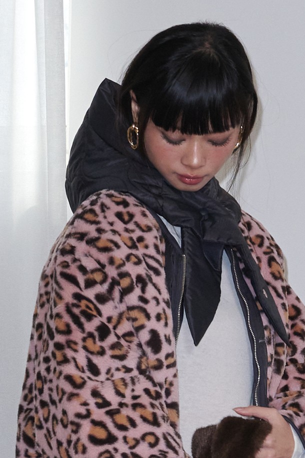 차콜 퀼티드 패딩 바라클라바는 겨울철 추위를 막아주는 보온성을 갖춘 모자입니다. 나일론과 폴리에스테르 소재로 제작되어 두꺼운 두께감과 패딩 촉감을 제공합니다. 퀼팅 처리된 디자인은 캐주얼, 미니멀, 클래식 스타일을 모두 아우르며, 어떤 옷차림에도 잘 어울립니다. 차콜 및 브라운 두 가지 색상으로 출시되어 취향에 맞게 선택할 수 있습니다. 일상생활에서 스타일리시하게 겨울을 즐길 수 있는 필수 아이템입니다.
