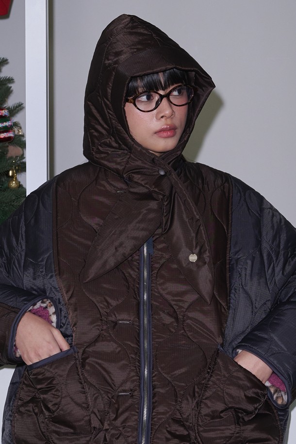 퀼티드 패딩 바라클라바_브라운은 겨울철 따뜻함을 책임지는 모자입니다. 퀄팅 디자인과 두꺼운 두께로 제작되어, 추운 날씨에도 포근함을 선사합니다. 남녀 공용으로 착용 가능하며, 캐주얼, 미니멀, 클래식 스타일 모두 소화 가능합니다. 브라운 컬러는 어떤 옷에도 자연스럽게 매치되어 데일리룩에 포인트를 더합니다. 일상생활에서 스타일리시하게 활용할 수 있는 아이템입니다.
