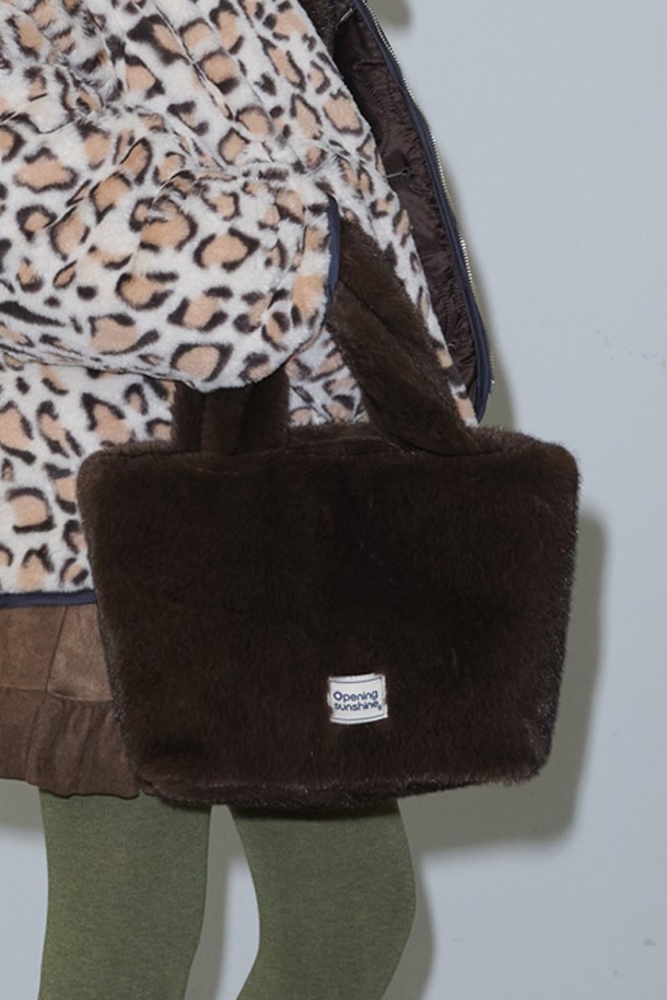 부드러운 퍼(Fur) 소재와 브라운 컬러가 돋보이는 소프트 퍼 토트백입니다. 여성 의류에 어울리는 디자인으로, 클래식, 미니멀, 로맨틱 스타일을 즐겨 입는 분들께 추천합니다. 데이트룩, 모임룩, 연말 모임룩 등 다양한 TPO에 활용하기 좋습니다. 사각형 모양에 퍼(Fur) 디자인 장식이 더해져 포근하고 세련된 느낌을 선사합니다. 부드러운 촉감의 토트백으로 편안하게 스타일을 완성해보세요.
