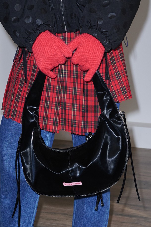 블랙 컬러의 지퍼 디테일 샤이닝 숄더백입니다. 폴리우레탄과 폴리에스터 소재로 제작되어 은은한 광택이 돋보이며, 시크하고 미니멀한 스타일을 연출합니다. 오피스룩, 출근룩, 모임룩 등 다양한 TPO에 활용하기 좋으며, 지퍼형 잠금 방식으로 내용물을 안전하게 보관할 수 있습니다. ONE SIZE로 출시되어 누구나 편안하게 착용 가능하며, 클래식한 디자인으로 유행을 타지 않고 오래도록 사용할 수 있습니다.
