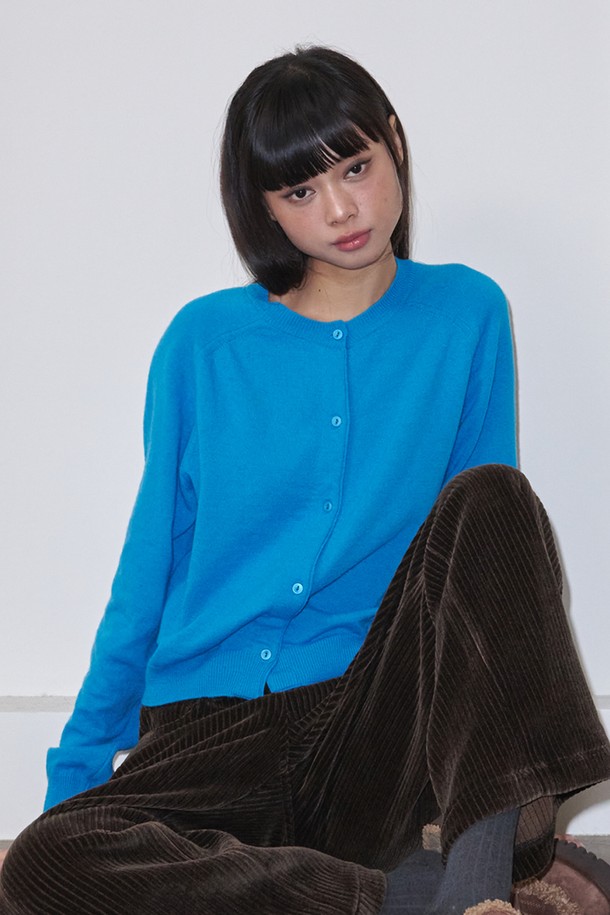 벨벳틴 코듀로이 와이드 팬츠_브라운은 가을과 겨울에 따뜻하게 입을 수 있는 공용 와이드 팬츠입니다. 부드러운 촉감의 코듀로이 소재로 제작되어 편안한 착용감을 선사하며, 루즈핏 디자인으로 캐주얼하고 베이직한 스타일을 연출합니다. 톤 다운된 브라운 컬러와 무지 패턴으로 다양한 상의와 매치하기 용이합니다. 두꺼운 두께감으로 보온성을 높였으며, 미니멀하고 클래식한 스타일을 선호하는 분들께 추천합니다.
