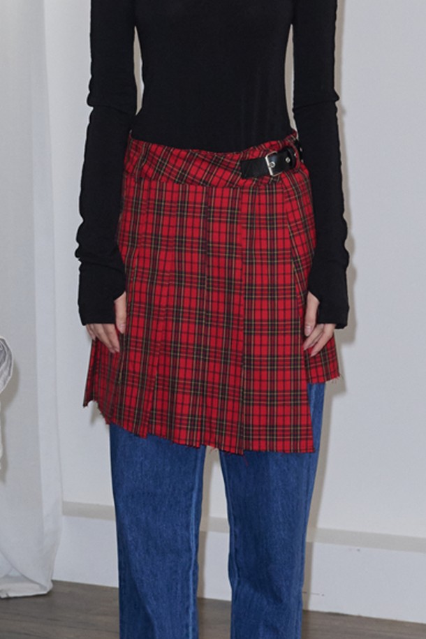 버클 플리츠 체크 랩 미니 스커트_레드는 캐주얼한 무드의 여성용 미니스커트입니다. 봄, 가을에 어울리는 얇은 두께의 폴리에스테르 소재로 제작되었으며, 부드러운 촉감이 특징입니다. 랩 스타일의 디자인과 플리츠 디테일, 체크 패턴이 돋보이며 버클 장식으로 포인트를 더했습니다. 데이트룩, 모임룩, 캐주얼, 클래식, 걸리시 스타일 모두 소화 가능한 활용도 높은 아이템입니다. 레귤러핏으로 편안하게 착용할 수 있습니다.
