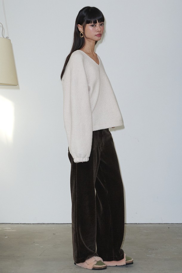 아이보리 컬러의 브이넥 부클 울 100% 루즈핏 티셔츠입니다. 가을, 겨울 시즌에 어울리는 두꺼운 두께감과 부드러운 촉감의 부클레 원단으로 제작되었습니다. 캐주얼, 클래식, 미니멀 스타일을 모두 아우르며, 출근룩과 모임룩으로 활용하기 좋습니다. 넉넉한 루즈핏과 긴소매 디자인으로 편안한 착용감을 선사합니다.
