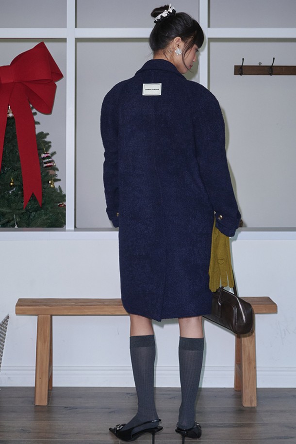 네이비 컬러의 Boucle(부클) 래글런 싱글 울 롱 코트는 여성 고객을 위한 클래식하고 미니멀한 디자인의 코트입니다. 부드러운 촉감의 두꺼운 울 소재로 제작되어 가을, 겨울 시즌에 따뜻하게 착용할 수 있습니다. 래글런 소매 디테일이 돋보이며, 싱글 버튼 여밈 방식과 롱 기장으로 세련된 실루엣을 연출합니다. 출근룩, 오피스룩, 모임룩 등 다양한 TPO에 활용 가능하며, 시크한 스타일을 완성합니다.
