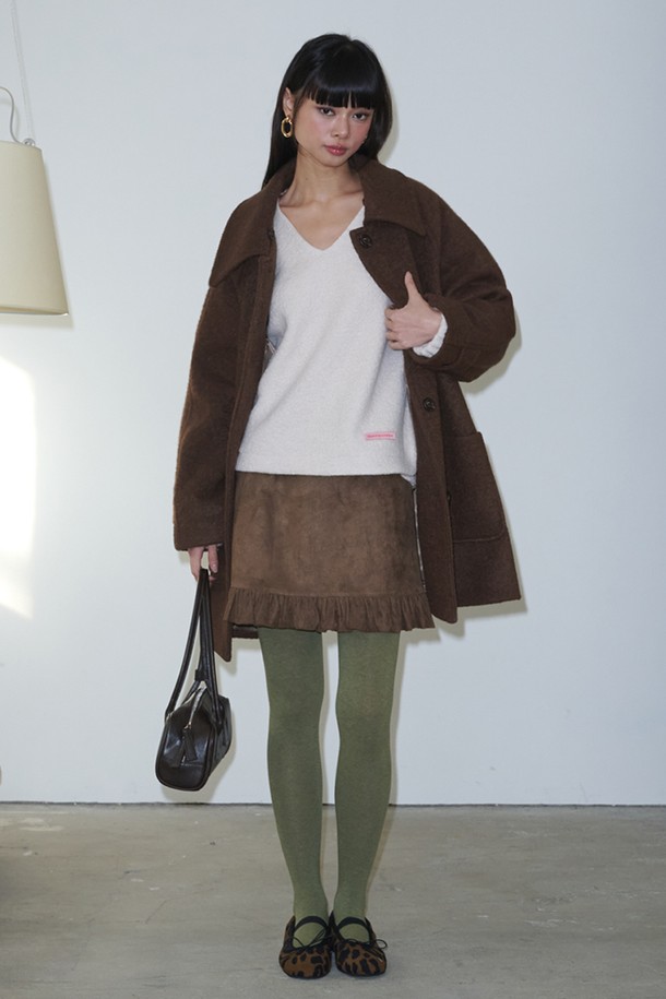 부클 하프 울 코트_브라운은 여성 고객을 위한 가을, 겨울 시즌 필수 아우터입니다. 브라운 컬러의 부드러운 부클 소재와 하프 기장으로, 클래식, 베이직, 캐주얼 스타일을 모두 소화할 수 있습니다. 두꺼운 두께감으로 따뜻함을 선사하며, 출근룩과 모임룩에 모두 잘 어울리는 활용도 높은 아이템입니다. 긴 소매 기장과 무지 디자인으로 미니멀한 스타일을 연출하기 좋습니다. 울 소재 특유의 고급스러운 분위기를 느껴보세요.
