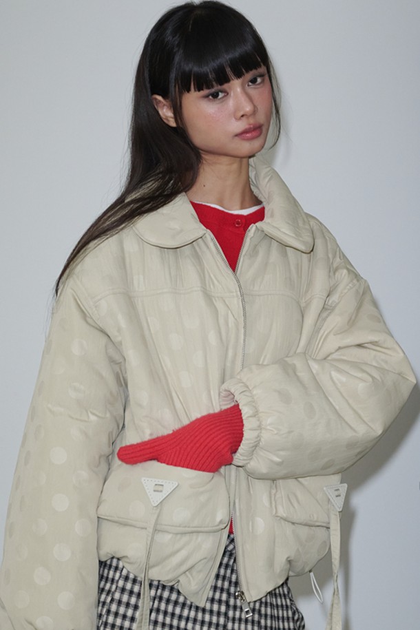 베이지 컬러의 도트 패턴이 돋보이는 Dot Pattern Padding 재킷입니다. 여성 고객을 위해 디자인되었으며, 겨울철 캐주얼 스타일을 연출하기에 좋습니다. 두꺼운 두께감과 부드러운 촉감의 폴리에스테르 소재로 제작되어 따뜻하고 편안한 착용감을 제공합니다. 크롭 기장에 오버핏으로 트렌디한 스타일을 살렸으며, 집업 여밈 방식과 카라 디테일로 포인트를 더했습니다. 일상에서 편안하게 즐겨 입을 수 있는 미니멀한 패딩 점퍼입니다.
