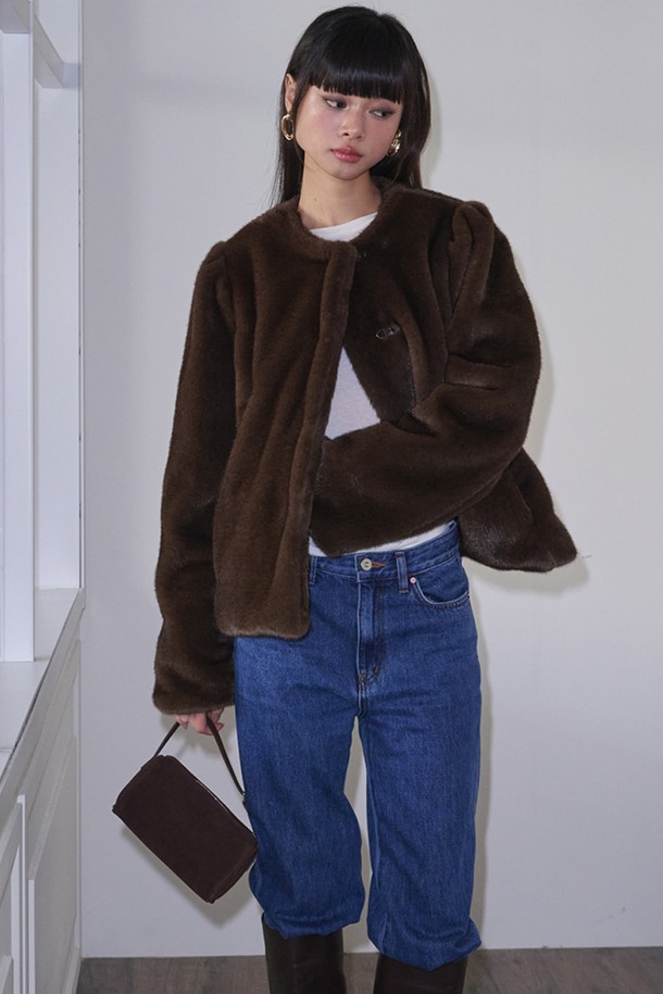 부드러운 퍼 소재의 '소프트 퍼 재킷+머플러_브라운'은 겨울철 우아하고 클래식한 스타일을 완성해 줄 퍼 코트입니다. 오픈 스타일의 레귤러핏으로 제작되었으며, 톤 다운된 브라운 컬러와 무지 디자인이 고급스러운 분위기를 자아냅니다. 머플러 세트 구성으로 보온성을 높였으며, 부드러운 촉감과 두꺼운 두께감으로 포근하게 착용할 수 있습니다. 모임룩, 데이트룩, 연말 모임룩 등 다양한 TPO에 활용 가능하며, 클래식, 미니멀, 시크 스타일을 연출하기 좋습니다. 긴 소매 기장의 레귤러 기장으로 어떤 옷에도 잘 어울립니다.
