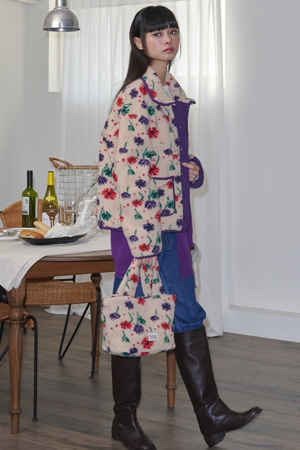 베이지 컬러의 플라워 패턴 플리스 재킷입니다. 포근하고 부드러운 플리스 소재로 제작되어 가을과 겨울철 따뜻하게 입을 수 있습니다. 캐주얼한 스타일로 일상복으로 활용하기 좋으며, 집업 방식으로 편안하게 착용 가능합니다. 두께감이 있어 추운 날씨에도 든든하게 몸을 감싸줍니다. 플라워 패턴이 돋보이는 디자인으로, 미니멀한 룩에 포인트를 더해줍니다.
