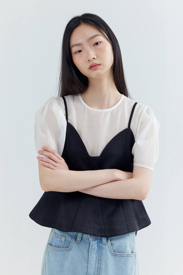 새틴 페플럼 뷔스티에_블랙은 우아하고 엘레강스한 분위기를 연출하는 여성 상의입니다. 부드러운 레이온과 폴리에스테르 혼방의 광택감 있는 새틴 원단으로 제작되었으며, 하트넥 라인과 슬림핏으로 여성스러운 실루엣을 강조합니다. 페플럼 디자인, 어깨끈 조절, 뒷면 지퍼, 내부 본딩 처리 등 섬세한 디테일이 돋보이며, 민소매 크롭 기장으로 봄, 여름 시즌에 시원하게 착용 가능합니다. 데이트룩, 모임룩, 파티룩 등 다양한 TPO에 클래식, 미니멀, 시크한 스타일을 더해 세련된 연출을 완성해 보세요.
