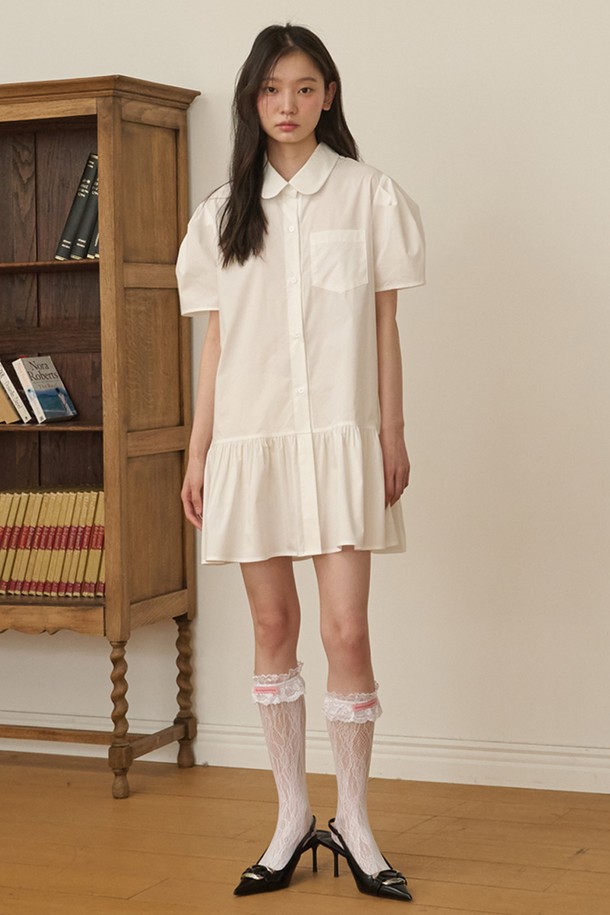 라운드 카라 퍼프 소매 미니 셔츠 원피스_화이트는 여성스러움을 극대화하는 셔츠 원피스입니다. 얇고 시원한 면, 폴리에스테르, 폴리우레탄 혼방 소재로 제작되어 봄, 여름에 편안하게 착용 가능합니다. 라운드 넥과 퍼프 소매 디자인이 우아하고 페미닌한 분위기를 연출하며, 미니 기장으로 다리가 길어 보이는 효과를 줍니다. 앞면 버튼 여밈으로 간편하게 입고 벗을 수 있으며, 벨트를 활용하여 다양한 스타일을 연출할 수 있습니다. 데이트룩, 카페룩, 쇼핑룩 등 다양한 TPO에 맞춰 클래식, 미니멀, 로맨틱한 스타일을 완성해보세요.
