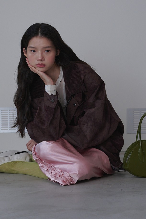 빈티지 봄버 레더 재킷 (초콜릿 브라운)은 가을, 캐주얼 및 레트로 스타일을 위한 여성 아우터입니다. 오버핏, 두꺼운 두께감, 부드러운 촉감의 폴리우레탄/폴리에스터 혼방 소재로 제작되었습니다. 코듀로이 칼라, 앞뒤 절개 라인, 가슴 포켓, 어깨 패드, 밑단 밴딩, 워싱 처리 등 다양한 디테일이 돋보입니다. 일상 및 데이트룩에 잘 어울리며, 집업 방식으로 간편하게 착용할 수 있습니다. 긴 소매 기장의 레귤러 기장으로 편안하게 즐길 수 있습니다.
