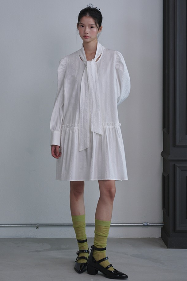 퍼프 슬리브 스카프 미니 드레스_화이트는 우아함과 클래식함을 동시에 선사하는 여성 미니 원피스입니다. 부드러운 면 소재로 제작되어 편안한 착용감을 자랑하며, 봄, 여름 계절에 시원하게 즐길 수 있습니다. 스퀘어넥 디자인과 A라인 핏이 여성스러운 실루엣을 연출하며, 허리 셔링과 스카프, 타이 디테일이 더해져 다양한 스타일링을 연출할 수 있습니다. 긴 소매와 화이트, 블랙 컬러 구성으로 데이트룩, 카페룩, 모임룩 등 TPO에 맞춰 로맨틱하고 미니멀한 스타일을 완성해보세요. 단독 또는 레이어드하여 다채로운 분위기를 연출할 수 있는 매력적인 아이템입니다.
