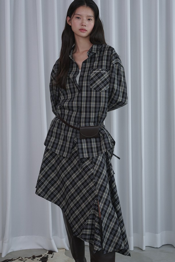 언밸런스 레이어드 체크 스커트_블랙은 모던하면서도 클래식한 스타일을 연출하는 여성용 스커트입니다. 부드러운 면 소재로 제작되어 편안한 착용감을 선사하며, 봄, 가을에 입기 좋습니다. 블랙과 블루 두 가지 색상으로 출시되었으며, 언밸런스 A라인 핏과 레이어드 디자인이 특징입니다. 비대칭 햄라인, 슬릿 및 러플 디테일, 허리 스트링이 더해져 세련된 포인트를 더합니다. 데이트룩, 카페룩, 모임룩 등 다양한 TPO에 맞춰 클래식, 미니멀, 로맨틱 스타일을 연출해보세요.

