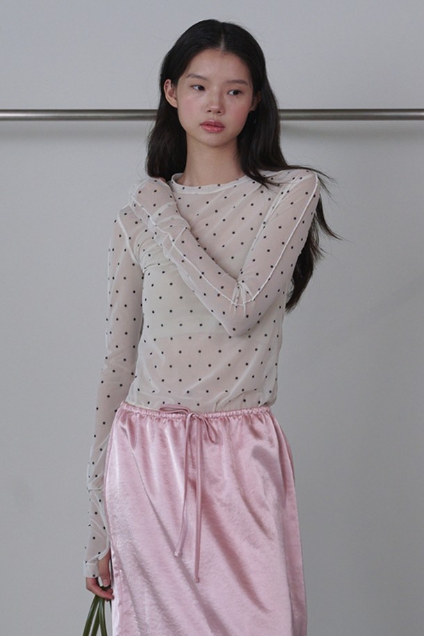 프릴 미디 새틴 스커트_핑크는 여성스러운 무드를 연출하는 미디 길이의 스커트입니다. 얇고 부드러운 폴리에스테르 소재로 제작되어 봄, 여름에 시원하게 착용하기 좋습니다. 허리 스트링으로 사이즈 조절이 가능하며, 실키한 광택감과 자연스러운 드레이핑이 특징입니다. 밑단 프릴 디테일이 더해져 우아하고 페미닌한 스타일을 완성하며, 데이트룩, 카페룩, 쇼핑룩 등 다양한 TPO에 활용하기 좋습니다. 로맨틱, 미니멀, 클래식 스타일을 즐기는 분들께 추천합니다.
