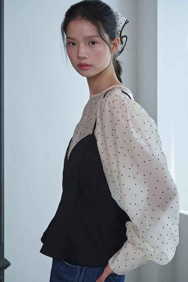 "Dot Scarf Blouse_아이보리"는 여성스러운 무드를 연출하는 블라우스입니다. 부드러운 촉감의 얇은 텍스타일과 나일론 혼방 소재로 제작되어 봄, 여름 시즌에 시원하게 착용하기 좋습니다. 페미닌하고 엘레강스한 스타일을 완성하며, 루즈핏 디자인과 긴 소매, 라운드넥, 도트 패턴이 특징입니다. 특히 퍼프 소매와 숄더 디테일, 뒷목 버튼 고정형 탈부착 스카프가 돋보이며 시스루 소재로 은은한 매력을 더합니다. 데이트룩, 모임룩, 소개팅룩 등 다양한 TPO에 클래식하고 로맨틱한 분위기를 연출할 수 있습니다.
