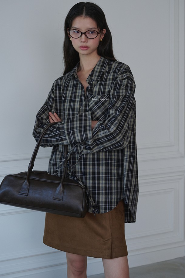 리본 디테일 오버핏 코튼 셔츠_체크 블랙은 클래식과 캐주얼 무드를 넘나드는 여성 셔츠입니다. 봄, 가을에 적합하며, 데이트룩, 오피스룩, 출근룩 등 다양한 TPO에 활용할 수 있습니다. 

세미 오버핏 실루엣에 긴소매, 칼라넥 디자인이 특징이며, 가슴 포켓과 리본 소매 디테일이 여성스러운 포인트를 더합니다. 면 소재로 제작되어 편안한 착용감을 선사하며, 블랙, 화이트, 블루 3가지 색상의 체크 패턴으로 출시되었습니다. 

클래식, 캐주얼,  미니멀 스타일을 즐겨 입는 분들께 추천합니다. 브랜드 로고 자수 디테일이 디자인의 완성도를 높여줍니다.
