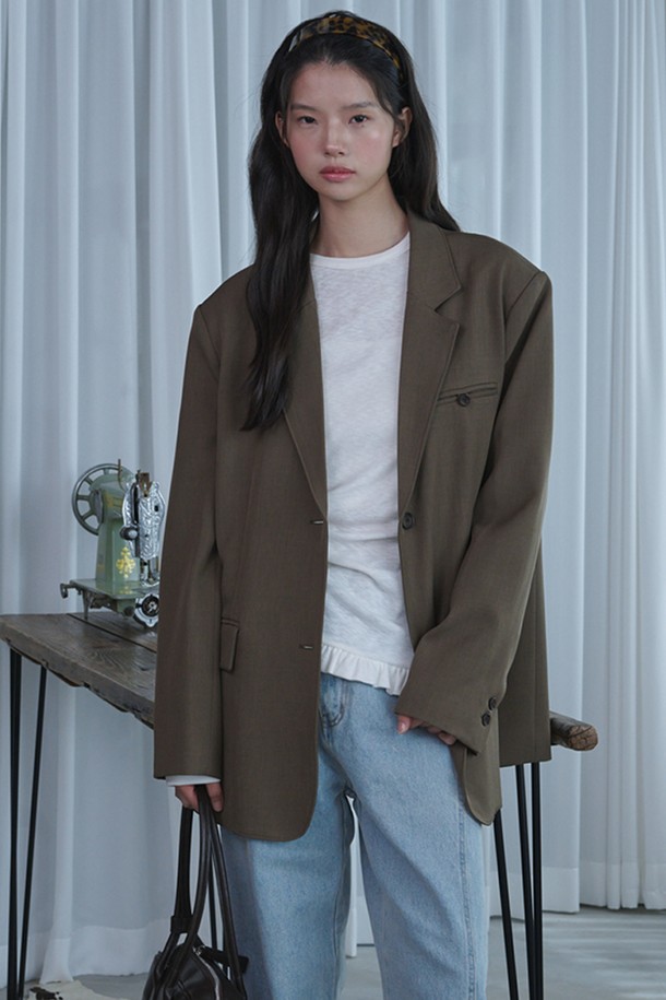 아이보리 색상의 사이드 셔링 프릴 롱 슬리브 티셔츠입니다. 부드러운 모달과 스판덱스 혼방 소재로 제작되어 편안한 착용감을 선사합니다. 옆면 셔링과 프릴 디테일이 우아한 분위기를 연출하며, 슬럽 텍스처로 은은한 포인트를 더했습니다. 단독 또는 레이어드하여 사계절 내내 다양하게 활용 가능하며, 데이트룩, 카페룩 등 스타일에 미니멀, 클래식, 로맨틱 무드를 더해줍니다. 라운드넥과 레귤러핏으로 부담 없이 즐겨 입을 수 있습니다.
