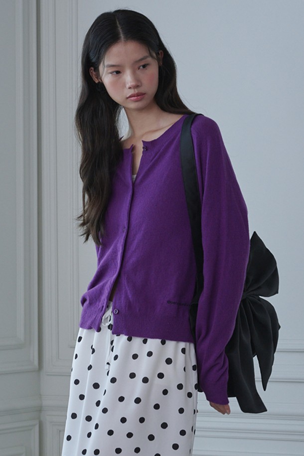 라운드 넥 메리노 울 가디건_퍼플은 부드러운 촉감과 두꺼운 두께감으로 가을, 겨울철 따뜻하게 착용하기 좋은 여성용 가디건입니다. 라운드 넥 디자인과 레귤러 핏으로 베이직하면서도 클래식한 스타일을 연출하며, 버튼 여밈 방식으로 편안하게 입고 벗을 수 있습니다. 메리노 울 소재 특유의 고급스러운 분위기를 자아내며, 무지 디자인으로 다양한 룩에 매치하기 용이합니다. 출근룩과 모임룩 모두 소화 가능한 활용도 높은 아이템으로, 미니멀, 캐주얼 스타일을 즐겨 입는 분들께 추천합니다.
