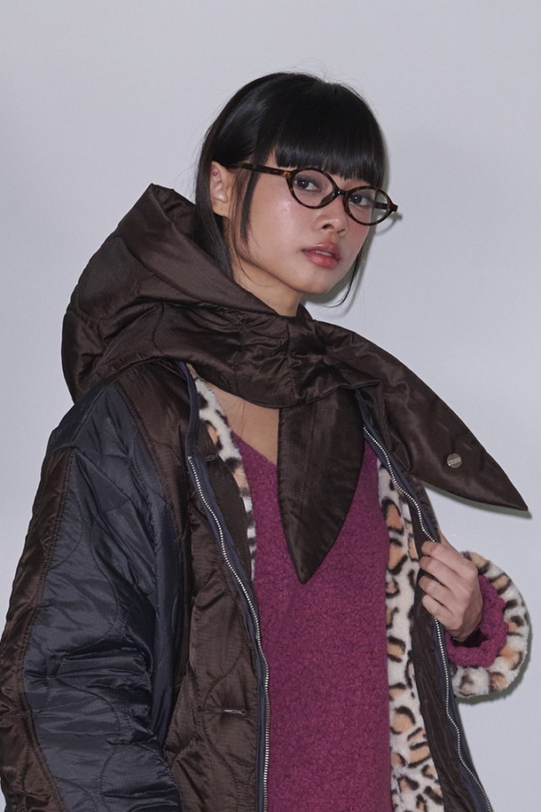 퀼티드 패딩 바라클라바_브라운은 겨울철 따뜻함을 책임지는 모자입니다. 퀄팅 디자인과 두꺼운 두께로 제작되어, 추운 날씨에도 포근함을 선사합니다. 남녀 공용으로 착용 가능하며, 캐주얼, 미니멀, 클래식 스타일 모두 소화 가능합니다. 브라운 컬러는 어떤 옷에도 자연스럽게 매치되어 데일리룩에 포인트를 더합니다. 일상생활에서 스타일리시하게 활용할 수 있는 아이템입니다.
