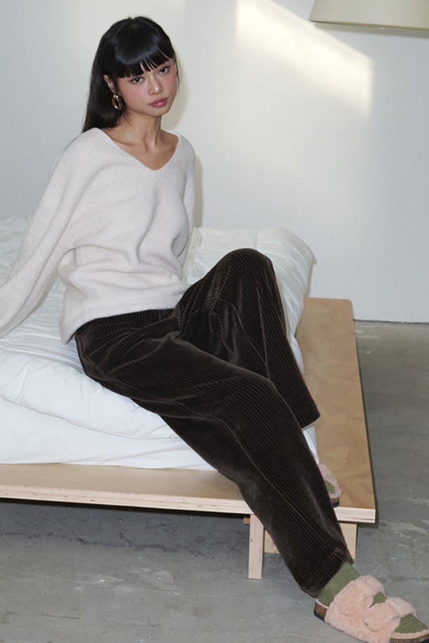 벨벳틴 코듀로이 와이드 팬츠_브라운은 가을과 겨울에 따뜻하게 입을 수 있는 공용 와이드 팬츠입니다. 부드러운 촉감의 코듀로이 소재로 제작되어 편안한 착용감을 선사하며, 루즈핏 디자인으로 캐주얼하고 베이직한 스타일을 연출합니다. 톤 다운된 브라운 컬러와 무지 패턴으로 다양한 상의와 매치하기 용이합니다. 두꺼운 두께감으로 보온성을 높였으며, 미니멀하고 클래식한 스타일을 선호하는 분들께 추천합니다.
