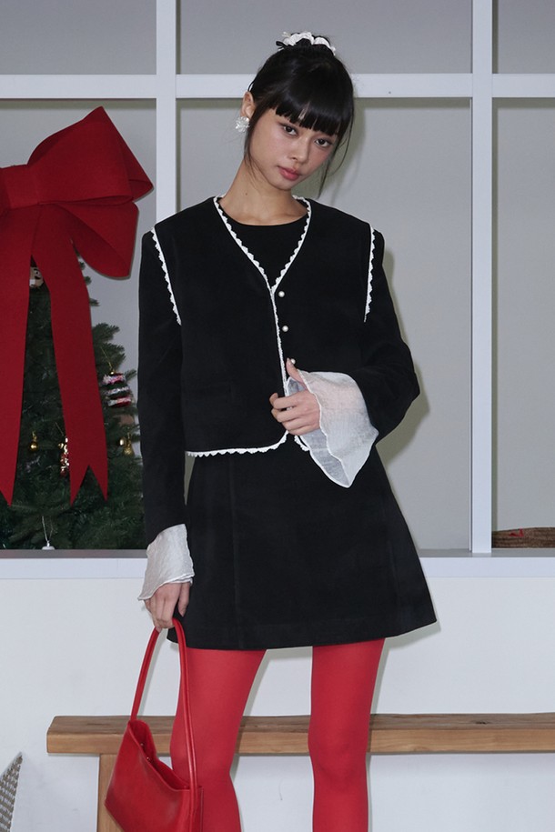 레이스 트리밍 벨벳 베스트_블랙은 여성스럽고 시크한 무드를 연출하는 상의입니다. 부드러운 벨벳 소재에 레이스 디테일이 더해져 고급스러운 분위기를 자아냅니다. 민소매 디자인으로 가을, 겨울철 데이트룩, 모임룩, 연말 모임룩에 활용하기 좋습니다. 블랙 컬러로 어떤 스타일에도 쉽게 매치할 수 있으며, 클래식, 미니멀, 시크 스타일을 연출하기 좋습니다.
