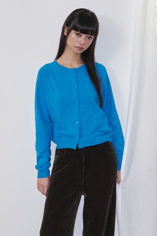 라운드 넥 메리노 울 가디건_블루는 부드러운 촉감의 울 소재로 제작되어 가을과 겨울에 따뜻하게 입을 수 있는 제품입니다. 라운드 넥 디자인과 무지 패턴으로 캐주얼하고 베이직한 스타일을 연출합니다. 긴 소매 기장으로 포근함을 더하며, 일상복으로 활용하기 좋습니다. 미니멀한 스타일을 선호하는 분들께 추천하는 가디건입니다. 블루 컬러로 어떤 코디에도 잘 어울립니다.
