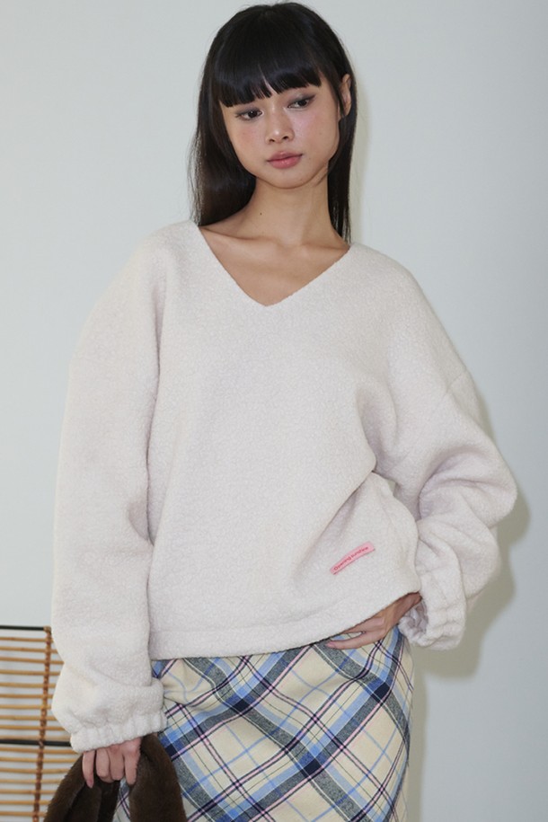 아이보리 컬러의 브이넥 부클 울 100% 루즈핏 티셔츠입니다. 가을, 겨울 시즌에 어울리는 두꺼운 두께감과 부드러운 촉감의 부클레 원단으로 제작되었습니다. 캐주얼, 클래식, 미니멀 스타일을 모두 아우르며, 출근룩과 모임룩으로 활용하기 좋습니다. 넉넉한 루즈핏과 긴소매 디자인으로 편안한 착용감을 선사합니다.
