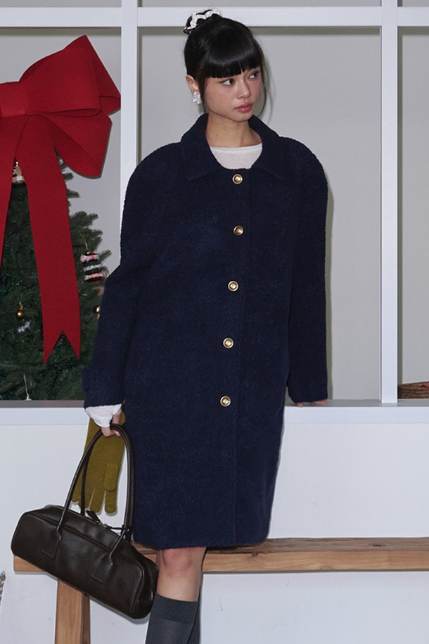 네이비 컬러의 Boucle(부클) 래글런 싱글 울 롱 코트는 여성 고객을 위한 클래식하고 미니멀한 디자인의 코트입니다. 부드러운 촉감의 두꺼운 울 소재로 제작되어 가을, 겨울 시즌에 따뜻하게 착용할 수 있습니다. 래글런 소매 디테일이 돋보이며, 싱글 버튼 여밈 방식과 롱 기장으로 세련된 실루엣을 연출합니다. 출근룩, 오피스룩, 모임룩 등 다양한 TPO에 활용 가능하며, 시크한 스타일을 완성합니다.
