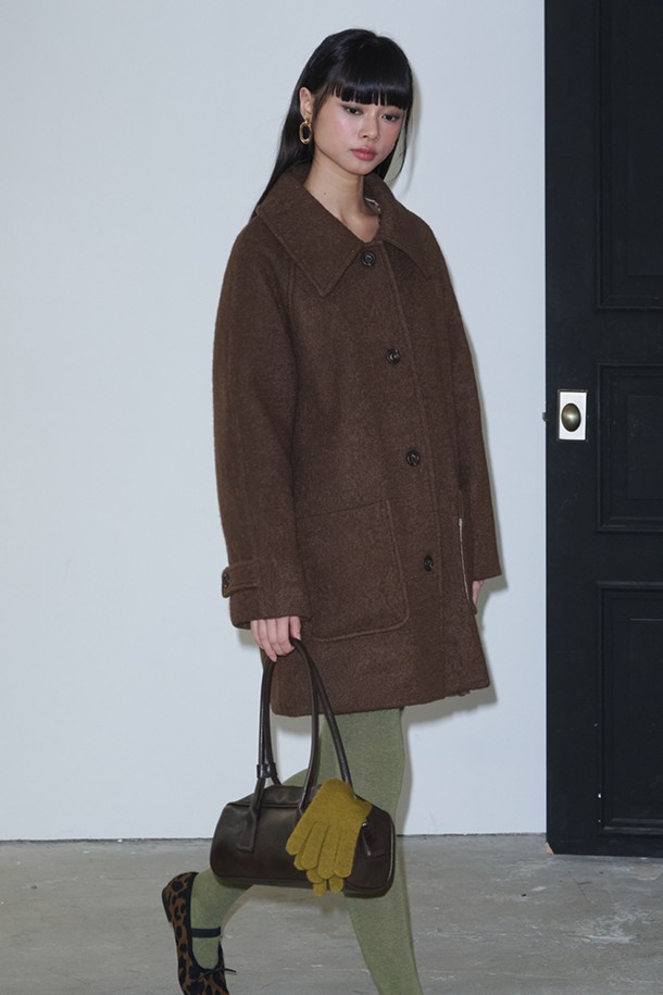 부클 하프 울 코트_브라운은 여성 고객을 위한 가을, 겨울 시즌 필수 아우터입니다. 브라운 컬러의 부드러운 부클 소재와 하프 기장으로, 클래식, 베이직, 캐주얼 스타일을 모두 소화할 수 있습니다. 두꺼운 두께감으로 따뜻함을 선사하며, 출근룩과 모임룩에 모두 잘 어울리는 활용도 높은 아이템입니다. 긴 소매 기장과 무지 디자인으로 미니멀한 스타일을 연출하기 좋습니다. 울 소재 특유의 고급스러운 분위기를 느껴보세요.
