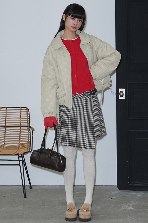 베이지 컬러의 도트 패턴이 돋보이는 Dot Pattern Padding 재킷입니다. 여성 고객을 위해 디자인되었으며, 겨울철 캐주얼 스타일을 연출하기에 좋습니다. 두꺼운 두께감과 부드러운 촉감의 폴리에스테르 소재로 제작되어 따뜻하고 편안한 착용감을 제공합니다. 크롭 기장에 오버핏으로 트렌디한 스타일을 살렸으며, 집업 여밈 방식과 카라 디테일로 포인트를 더했습니다. 일상에서 편안하게 즐겨 입을 수 있는 미니멀한 패딩 점퍼입니다.
