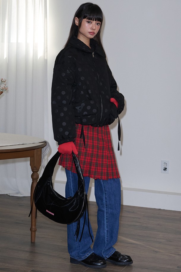 도트 패턴 패딩 재킷_블랙은 겨울철 따뜻함과 스타일을 동시에 연출할 수 있는 아우터입니다. 두꺼운 두께감으로 뛰어난 보온성을 제공하며, 도트 패턴이 캐주얼하고 미니멀한 무드를 더합니다. 출근룩, 데이트룩, 여행룩 등 다양한 TPO에 활용 가능하며, 어떤 스타일에도 쉽게 매치할 수 있습니다. 부드러운 촉감의 긴 소매 디자인으로 편안한 착용감을 선사합니다. 블랙 컬러로 어떤 옷에도 잘 어울려 활용도가 높습니다.
