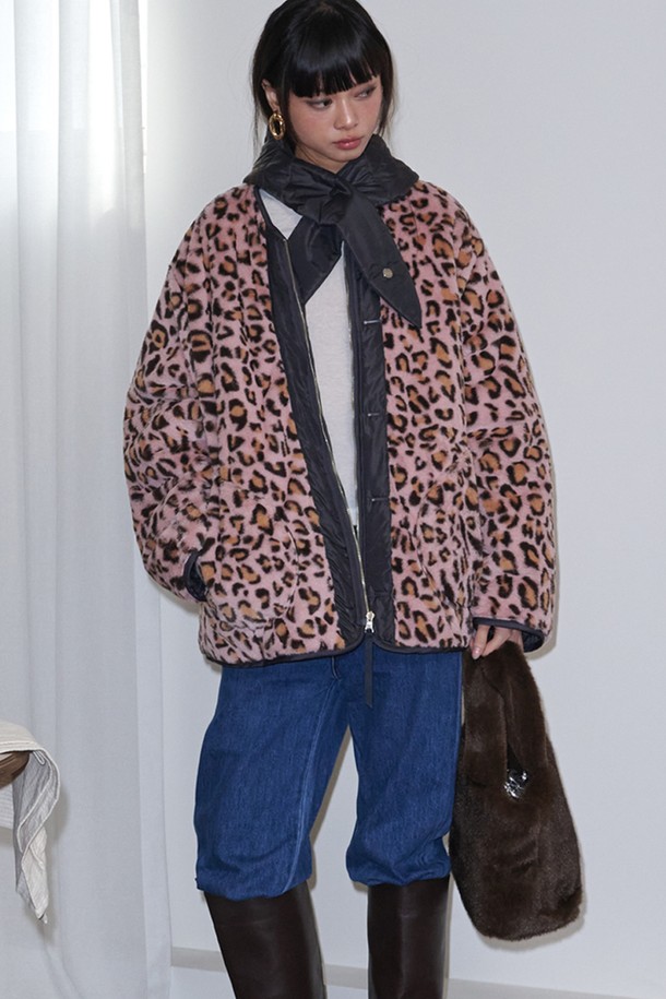 차콜과 핑크 컬러 배색이 돋보이는 레오파드(leopard) 패턴의 리버시블 퀼팅 퍼 재킷입니다. 여성 의류로, 캐주얼하고 미니멀한 스타일을 연출하기 좋습니다. 안감까지 퍼 소재로 제작되어 부드러운 촉감과 뛰어난 보온성을 제공하며, 가을과 겨울에 따뜻하게 착용할 수 있습니다. 두꺼운 두께감에 집업 스타일로 간편하게 여밀 수 있으며, 레귤러 핏과 긴 소매 기장으로 편안한 착용감을 선사합니다. 
