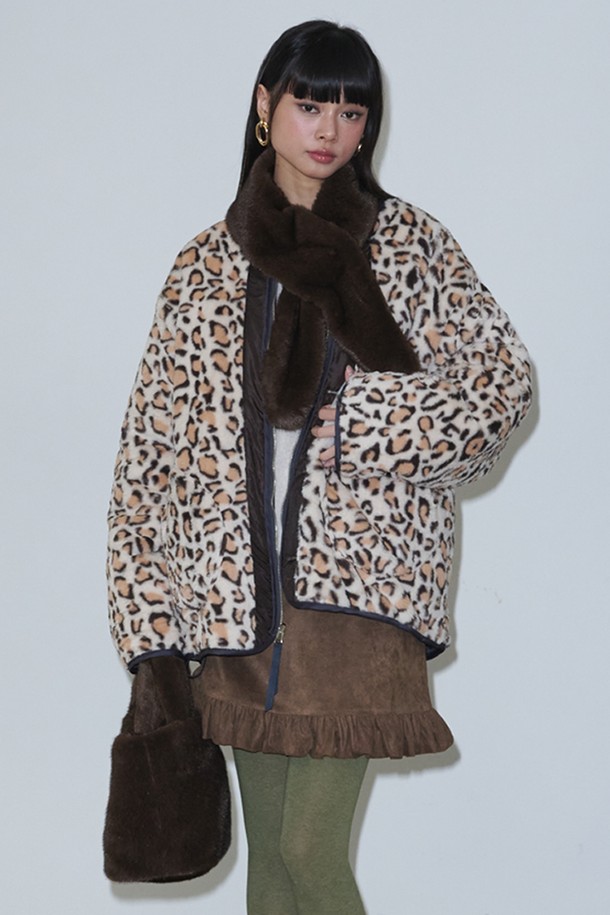 레오파드 리버서블 퀼티드 퍼 재킷_브라운+크림은 겨울철 데이트룩을 위한 따뜻하고 스타일리시한 아우터입니다. 브라운과 크림, 차콜, 핑크 4가지 컬러로 출시되어 다양한 스타일 연출이 가능하며, 안감은 부드러운 촉감의 폴리에스테르와 나일론 소재로 제작되었습니다. 두꺼운 두께감과 퀼팅 디테일로 보온성을 높였으며, 리버시블 디자인으로 두 가지 스타일을 즐길 수 있습니다. 캐주얼, 클래식, 레트로 무드를 모두 아우르는 매력적인 퍼 재킷입니다.
