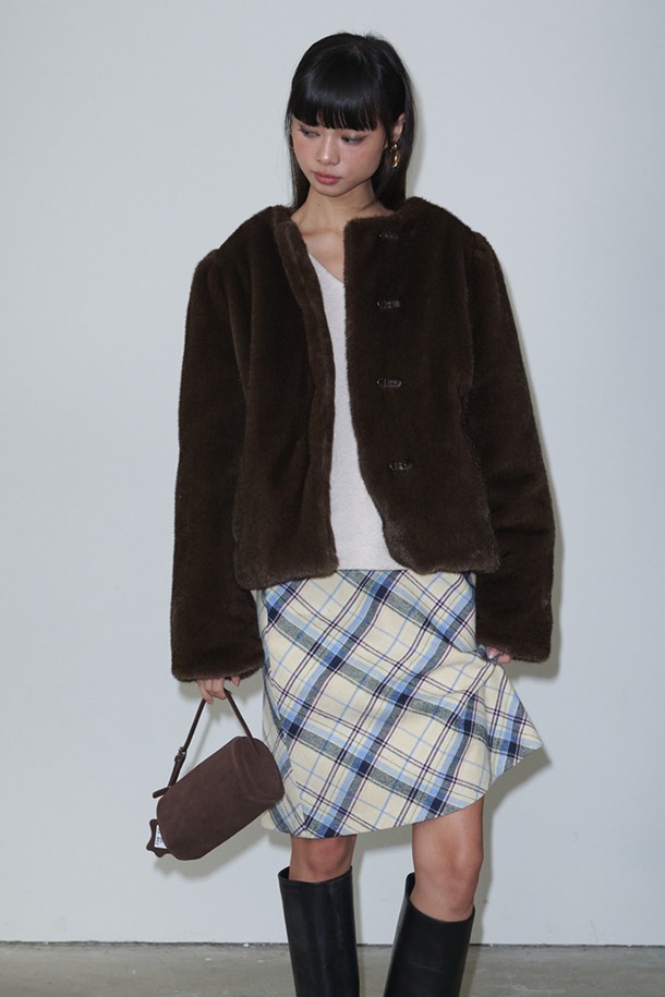 부드러운 퍼 소재의 '소프트 퍼 재킷+머플러_브라운'은 겨울철 우아하고 클래식한 스타일을 완성해 줄 퍼 코트입니다. 오픈 스타일의 레귤러핏으로 제작되었으며, 톤 다운된 브라운 컬러와 무지 디자인이 고급스러운 분위기를 자아냅니다. 머플러 세트 구성으로 보온성을 높였으며, 부드러운 촉감과 두꺼운 두께감으로 포근하게 착용할 수 있습니다. 모임룩, 데이트룩, 연말 모임룩 등 다양한 TPO에 활용 가능하며, 클래식, 미니멀, 시크 스타일을 연출하기 좋습니다. 긴 소매 기장의 레귤러 기장으로 어떤 옷에도 잘 어울립니다.
