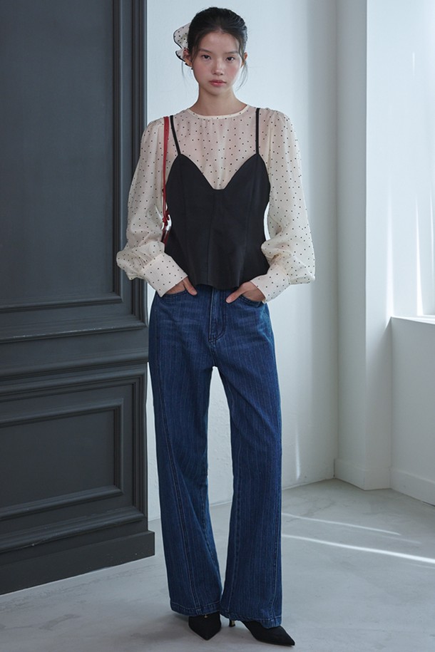 "Dot Scarf Blouse_아이보리"는 여성스러운 무드를 연출하는 블라우스입니다. 부드러운 촉감의 얇은 텍스타일과 나일론 혼방 소재로 제작되어 봄, 여름 시즌에 시원하게 착용하기 좋습니다. 페미닌하고 엘레강스한 스타일을 완성하며, 루즈핏 디자인과 긴 소매, 라운드넥, 도트 패턴이 특징입니다. 특히 퍼프 소매와 숄더 디테일, 뒷목 버튼 고정형 탈부착 스카프가 돋보이며 시스루 소재로 은은한 매력을 더합니다. 데이트룩, 모임룩, 소개팅룩 등 다양한 TPO에 클래식하고 로맨틱한 분위기를 연출할 수 있습니다.
