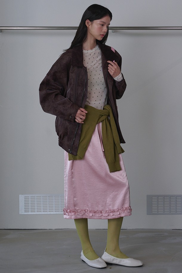 Dot 시스루 롱 슬리브 메쉬 탑_아이보리는 가을, 겨울 시즌에 어울리는 여성 상의입니다. 라운드넥 디자인에 슬림핏으로 제작되었으며, 도트 패턴의 아이보리 컬러가 특징입니다. 얇은 두께의 폴리에스테르, 스판덱스 혼방 소재로 신축성 있는 착용감을 제공합니다. 손가락 홀과 등, 소매 솔기 디테일이 돋보이며, 시스루 메쉬 소재로 레이어드 연출에 용이합니다. 데이트룩, 미니멀, 캐주얼, 시크 스타일을 즐기는 분들께 추천합니다.
