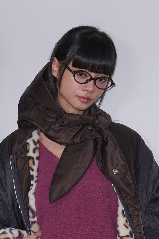 퀼티드 패딩 바라클라바_브라운은 겨울철 따뜻함을 책임지는 모자입니다. 퀄팅 디자인과 두꺼운 두께로 제작되어, 추운 날씨에도 포근함을 선사합니다. 남녀 공용으로 착용 가능하며, 캐주얼, 미니멀, 클래식 스타일 모두 소화 가능합니다. 브라운 컬러는 어떤 옷에도 자연스럽게 매치되어 데일리룩에 포인트를 더합니다. 일상생활에서 스타일리시하게 활용할 수 있는 아이템입니다.
