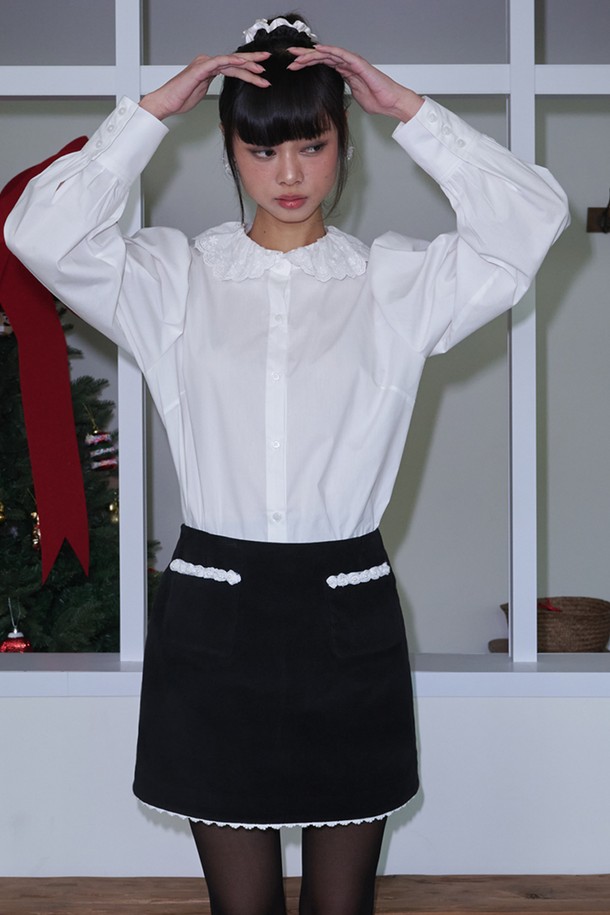 레이스 카라 퍼프 블라우스_화이트는 로맨틱한 무드를 연출하는 여성 블라우스입니다. 화이트 컬러의 레이스 소재가 돋보이며, 데이트룩, 소개팅룩, 모임룩에 적합합니다. 퍼프 소매 디테일이 사랑스러운 분위기를 더하며, 클래식, 걸리시 스타일을 즐기는 분들께 추천합니다. 특히 카라 디자인이 페미닌한 느낌을 강조하여 여성스러운 매력을 극대화합니다.
