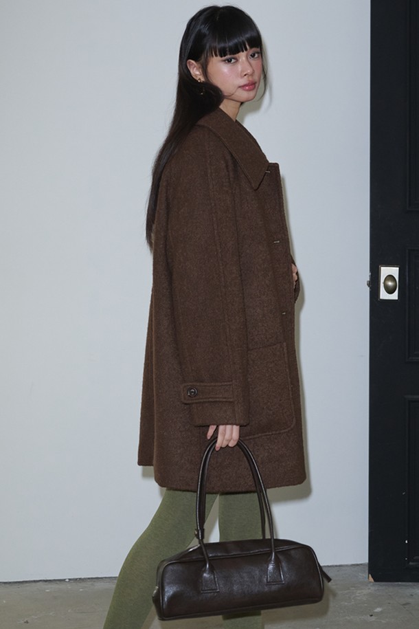 부클 하프 울 코트_브라운은 여성 고객을 위한 가을, 겨울 시즌 필수 아우터입니다. 브라운 컬러의 부드러운 부클 소재와 하프 기장으로, 클래식, 베이직, 캐주얼 스타일을 모두 소화할 수 있습니다. 두꺼운 두께감으로 따뜻함을 선사하며, 출근룩과 모임룩에 모두 잘 어울리는 활용도 높은 아이템입니다. 긴 소매 기장과 무지 디자인으로 미니멀한 스타일을 연출하기 좋습니다. 울 소재 특유의 고급스러운 분위기를 느껴보세요.

