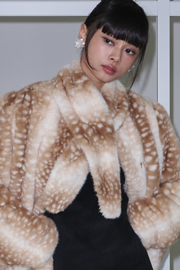부드러운 촉감의 Soft Fur 재킷+머플러_밤비 베이지입니다. 포근한 겨울을 위한 필수 아이템으로, 베이지와 브라운 컬러로 구성되어 다양한 스타일에 매치하기 좋습니다. 밍크와 폴리에스터 소재로 제작되어 부드러우면서도 따뜻한 착용감을 선사합니다. 베이직한 디자인에 머플러 세트 구성으로 실용성을 더했습니다. 레귤러핏으로 편안하게 착용 가능하며, 긴 소매 기장으로 따뜻함을 더했습니다.
